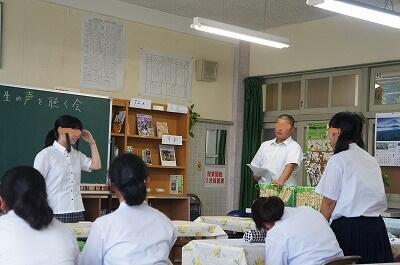 生徒が質問をしている様子