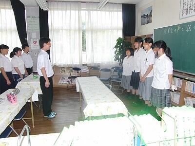 生徒代表がお礼の言葉を述べている様子