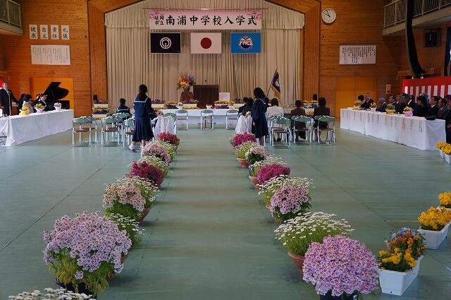 新入生を待つ会場　花に囲まれて