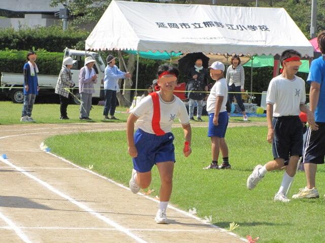 団対抗リレーの様子