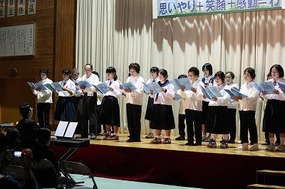 高齢者と中学生による合同合唱