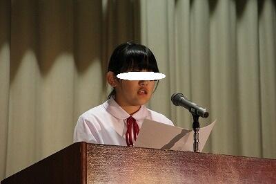 意見発表をする女子生徒