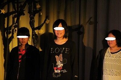 劇「幕の内弁当」を演じる女子生徒