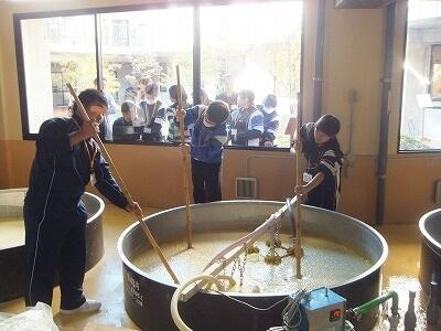 櫂入れ体験の様子