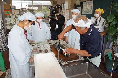 魚さばき指導の様子