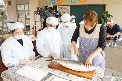 魚さばき指導の様子
