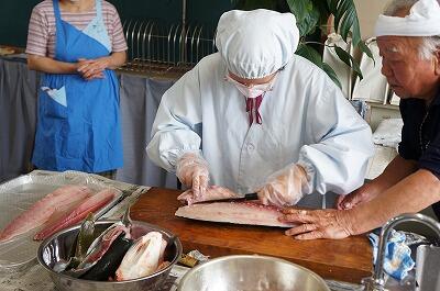 刺身作りの様子