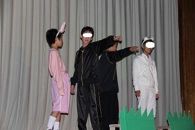 劇「幕の内弁当」を演じる男子生徒