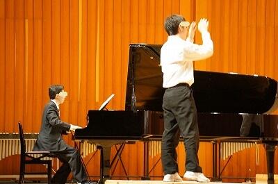 指揮の生徒も伴奏の先生も、皆の歌声を盛り上げようと必死です。