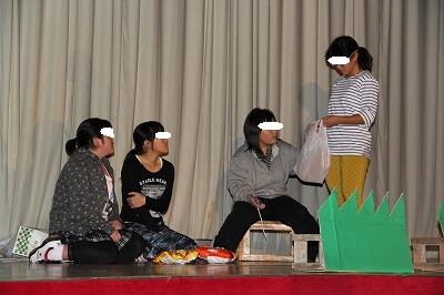 劇「幕の内弁当」を演じる女子生徒