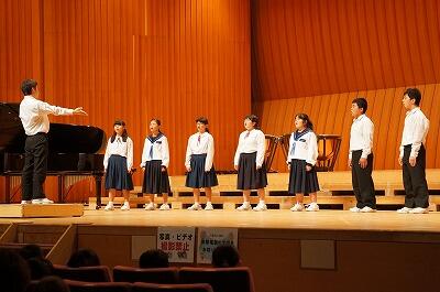 ♪ 私は祈る平和のために…まだ見ぬあなたの笑顔のために…いつかきっと出会うその日のために…（混声３部合唱「地球星歌～笑顔のために～」より）