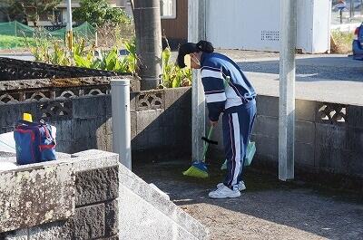 神社入り口の清掃の様子