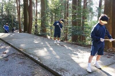 境内清掃の様子