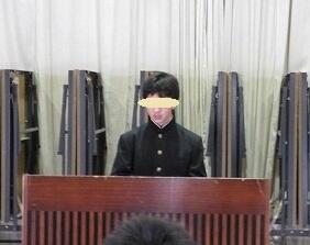 ２学期の反省を述べる１年生代表生徒