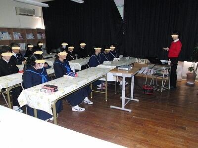 私はシンガポール出身です。英語と中国語と日本語が話せます。