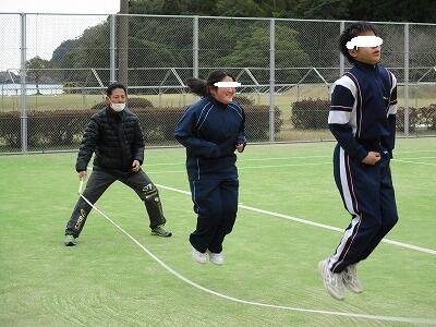 大縄を回す先生も必死です