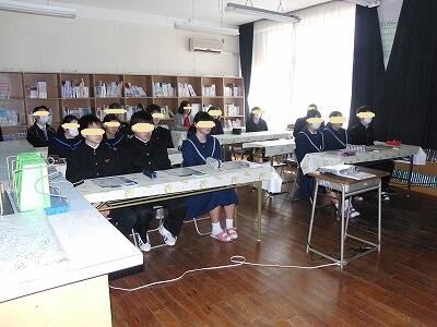 真剣に説明を聴く生徒の様子。