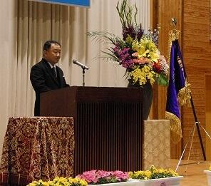 式辞を伝える校長先生。