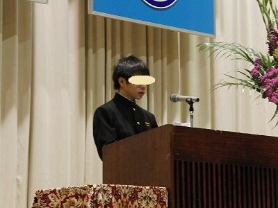 送辞を読み上げる在校生代表生徒。