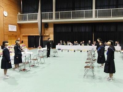 卒業式の歌を合唱する全校生徒。