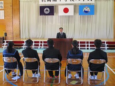 校長先生のお話を聞く生徒達