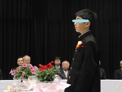 元気よく返事をする新入生