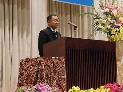 お話をされる校長先生