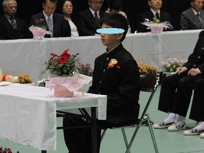 真剣に話を聴く新入生