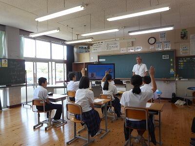 質問に答えています。