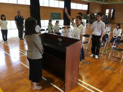 部長が選手宣誓をしています