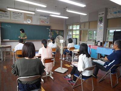 説明を聞いています。