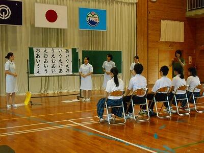 発声の仕方を教わっています。