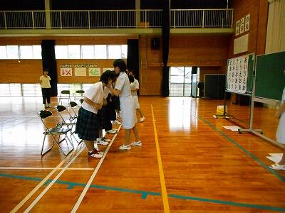 お辞儀の練習をしています。