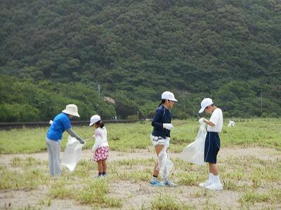 ゴミを拾っています。