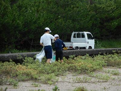 ゴミを拾っています。