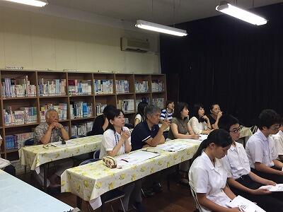 熱心にお話を聞いています。