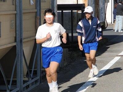 男子生徒をかわして力走する女子生徒