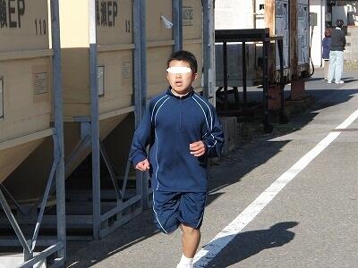 先頭を走る男子生徒