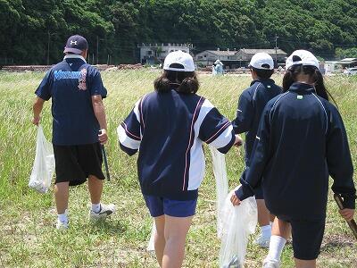 海岸から少し離れた場所もきれいにします。