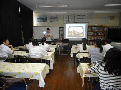 先生の説明を聞いています。