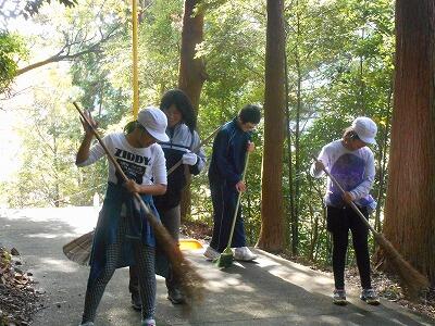 落ち葉を掃いています。