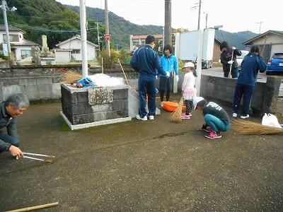 入り口付近の苔を取っています。