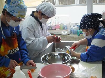 慎重に皮をむいてます。