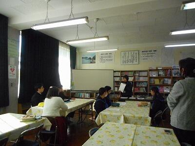 説明を聞いています