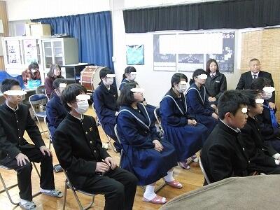 DVDを視聴する生徒