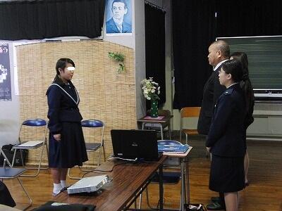 お礼の言葉を伝える生徒