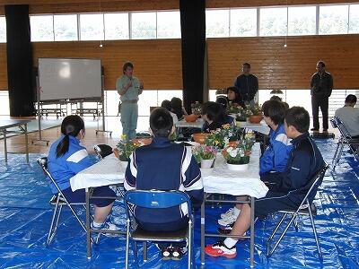 説明を熱心に聞いています。