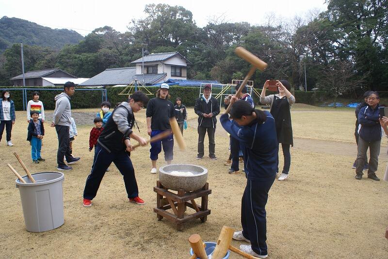 餅をついています。
