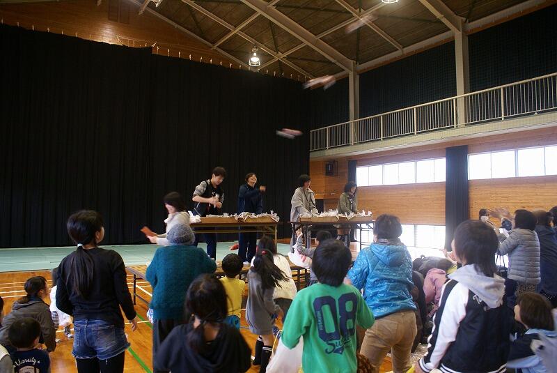 体育館で餅まきをしました。