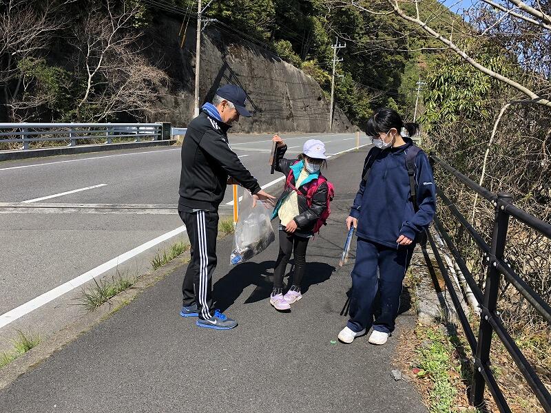 ゴミをひろいながら。